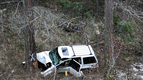 WSDOT worker saves woman's life after she crashed her car, became stranded overnight in remote area