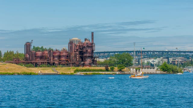 Police arrest woman for harassing people, hitting an officer at Gas Works Park