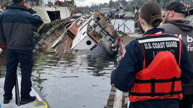 VIDEO: Abandoned vessel sinks in bay in Seattle's Ballard neighborhood