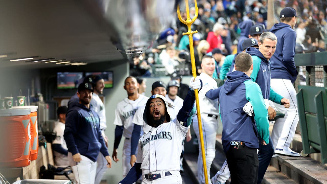 Sam Haggerty starts the chaos on the basepaths as Mariners score