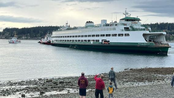 Divers off Seattle inspect grounded ferry after it loses power, runs aground