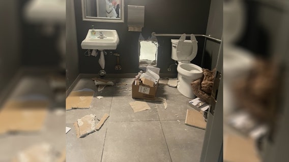 Police investigate after burglars steal $500K worth of iPhones from Lynnwood Apple Store