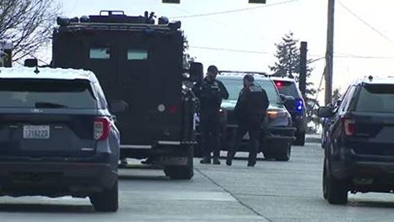 Man holds woman hostage at knifepoint inside her Seattle apartment