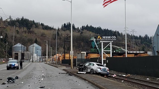 Police investigate deadly 2-car crash in Tacoma