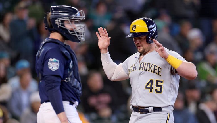Mariners fall apart in 7th inning, swept away by Brewers