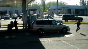 Suspect in custody after stealing minivan with children inside