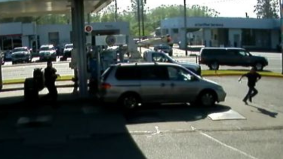 Suspect in custody after stealing minivan with children inside