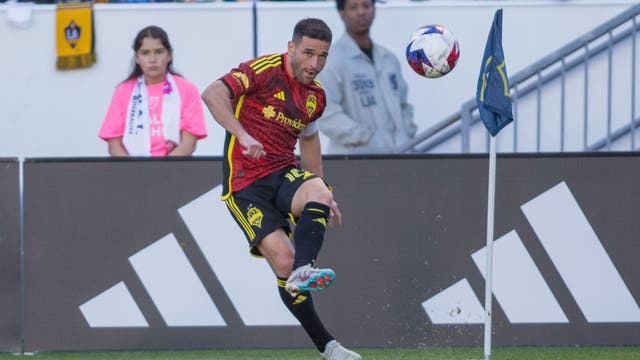 Sporting KC beats Sounders 2-1 for first victory of season