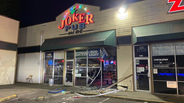 Thieves back truck into Issaquah pub, steal ATM