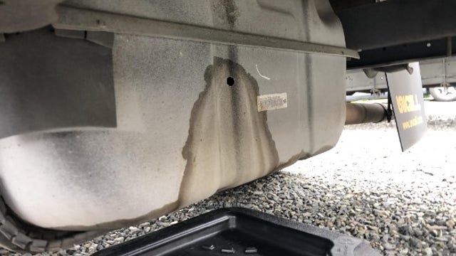 Police arrest 2 people after trying to siphon gas in Everett