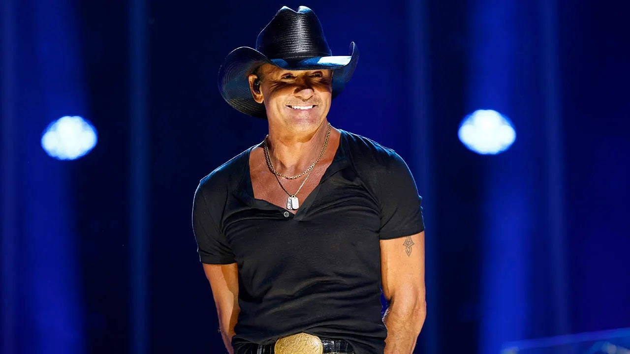 Tim McGraw Falls Off Stage, Uses It As Meet And Greet With Fans