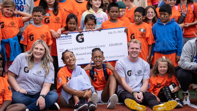 OL Reign players join Snohomish County Boys and Girls Club 'Get Fit Day'