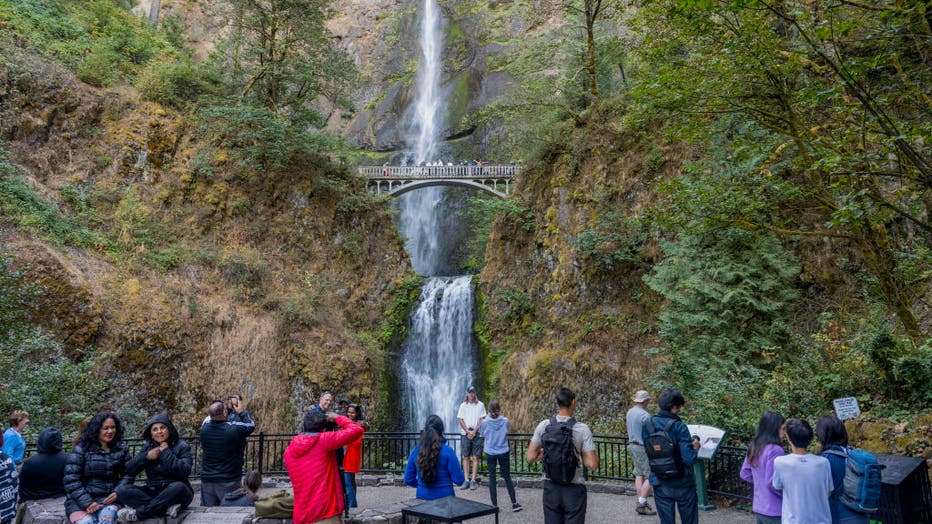 Oregon father of 5 dies after falling from Multnomah Falls trail