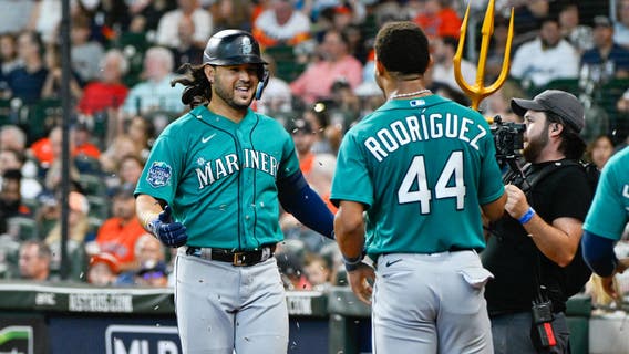 Suárez hits two-run homer as Mariners hold on for 7-6 win over Astros to complete series sweep