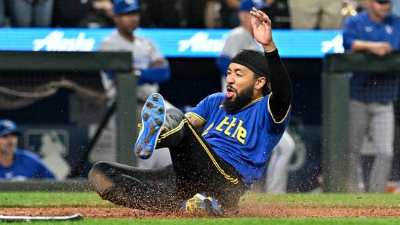 Eugenio Suárez carries Mariners to 7-5 win over Royals as team grabs share of 1st place in AL West