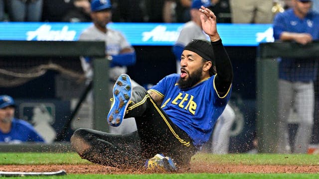 Eugenio Suárez carries Mariners to 7-5 win over Royals as team grabs share of 1st place in AL West