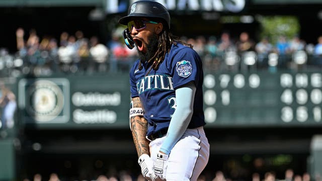 Mariners close out August with 21 wins after rallying past Oakland for 5-4 victory