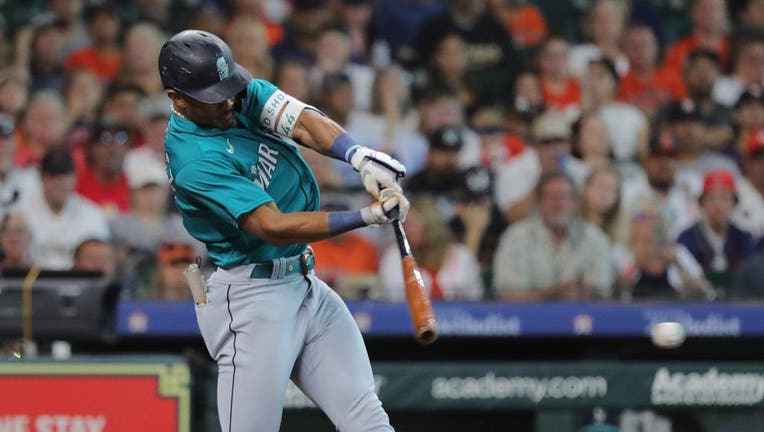 Mariners OF Julio Rodríguez sets MLB record with 17 hits in four-game span