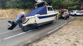 Boat falls off trailer, blocks northbound I-5 in Seattle