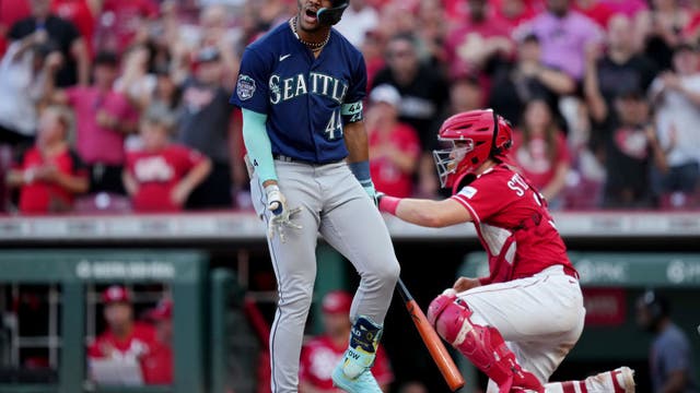 Steer's 3-run homer helps wild-card chasing Reds beat first-place Mariners 6-3