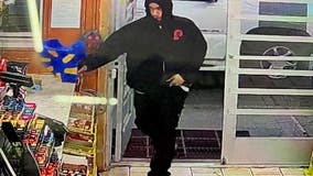 Suspect robs convenience store in Federal Way, still on the run