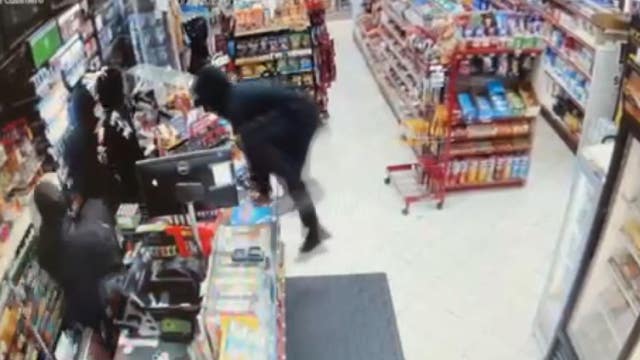 VIDEO: Two gas stations in Ballard area robbed overnight; Seattle Police investigating