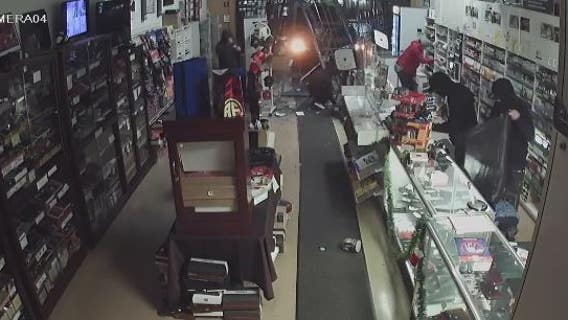 NEW VIDEO: Stolen Kia smashes through Everett smoke shop; thieves cart off products