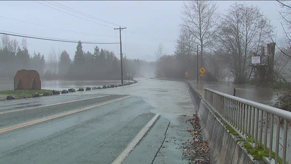 Rising Stillaguamish River hits flooding record in Arlington