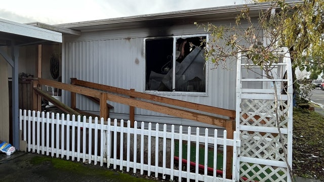 Crews investigate deadly mobile home fire in Edgewood