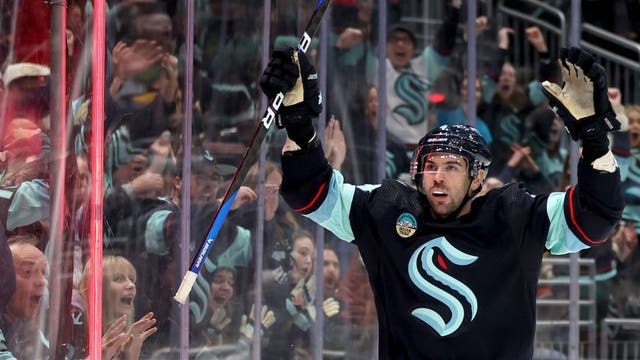 Justin Schultz overtime winner gives Kraken fourth straight win in 2-1 victory over Flyers