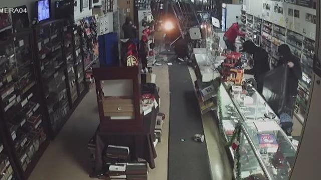 NEW VIDEO: Stolen Kia smashes through Everett smoke shop; thieves cart off products