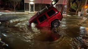 Couple escapes after SUV falls into Vancouver, Wash. sinkhole