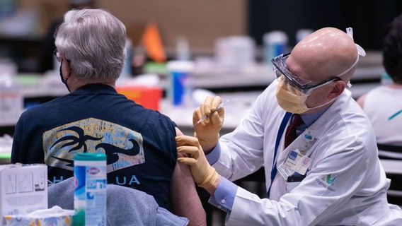 US health officials recommend fall vaccination campaign as COVID-19 ticks up