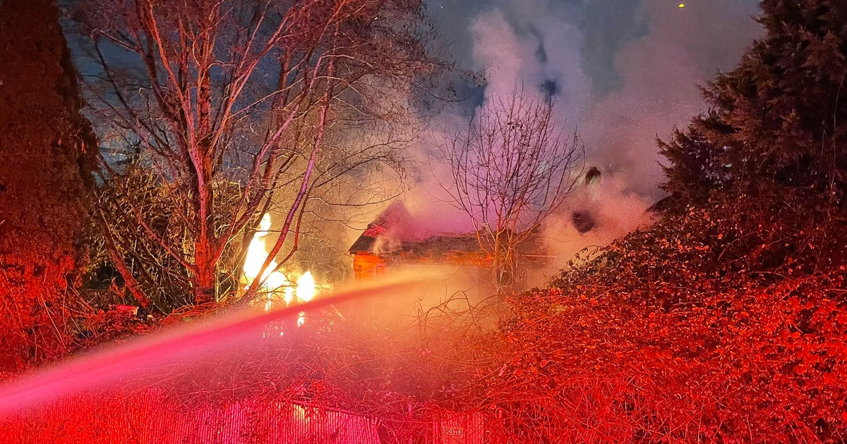 Crews fighting fire at home for sale in Kent | FOX 13 Seattle