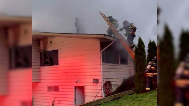 Family evacuated, 1 injured in Bellevue house fire