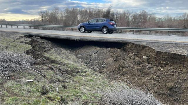 Sinkhole closes eastbound I-82 near Wapato