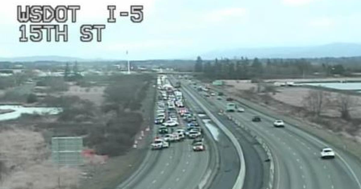 Southbound I-5 lanes near Everett blocked due to crashes | FOX 13 Seattle