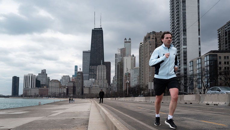 Jogger-runs-in-Chicago.jpg
