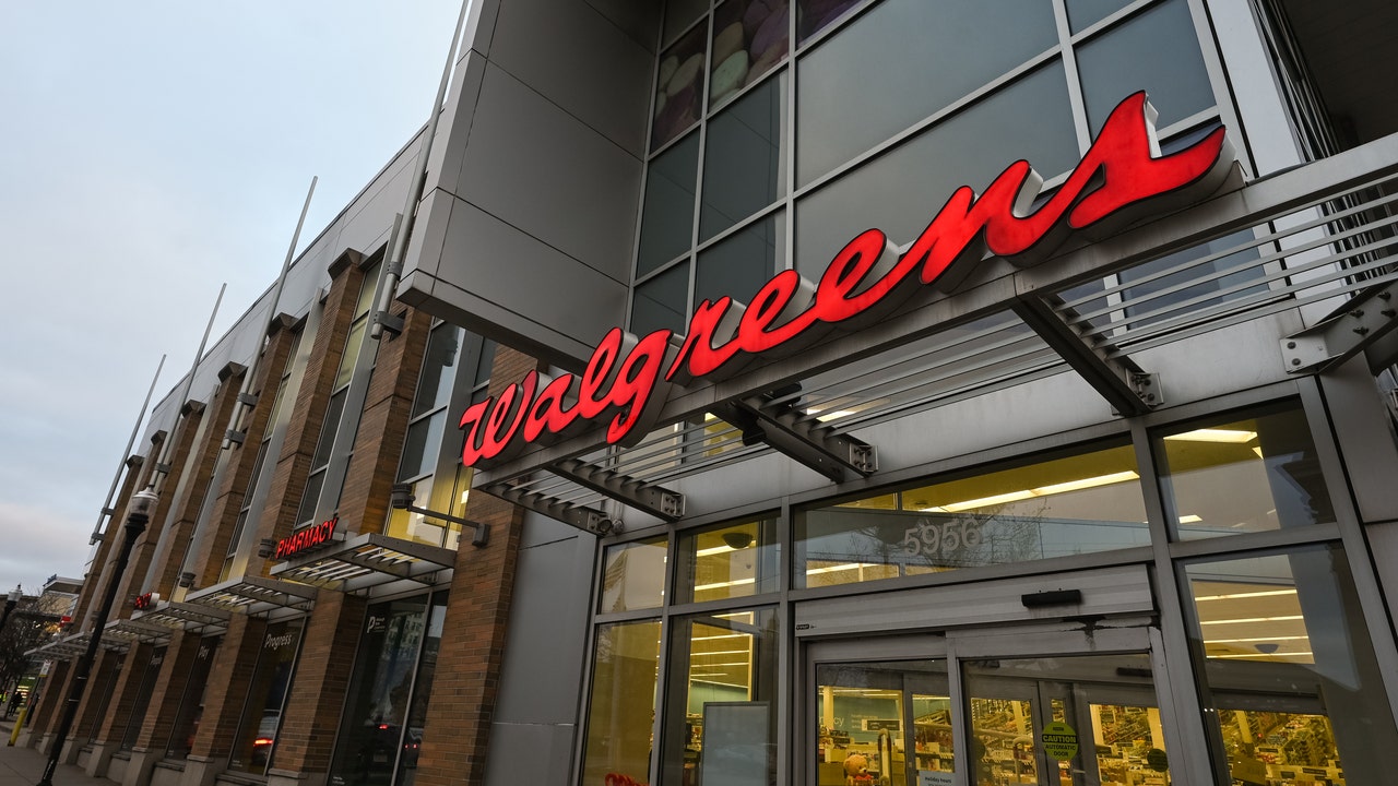 Video of 'heavily' armed Walgreens security guard sparks outrage - Vimarsana News