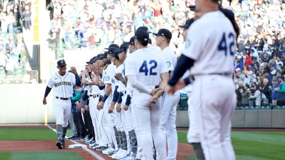 jackie robinson day seattle mariners wear number 42 on all their jerseys