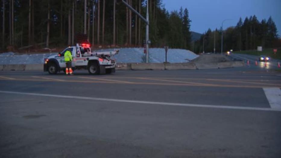 photo of WSDOT workers closing SR 18 between I-90 and Issaquah-Hobart Rd.