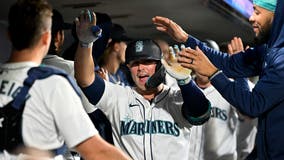 Seattle Mariners fan catches 2 foul balls on back-to-back pitches