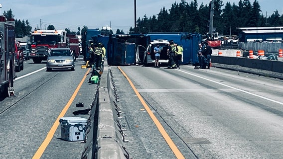 Semi rollover crash blocks southbound I-5 in Kent