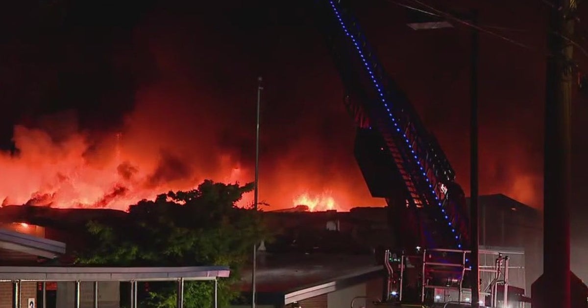 Crews battle fire at elementary school in Burien | FOX 13 Seattle