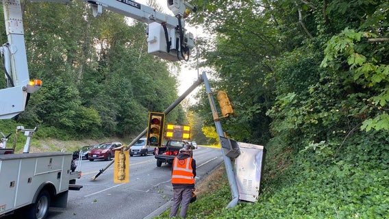 Traffic signal struck by car, falls into road in Renton