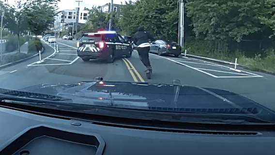 Bodycam captures Seattle police arrest armed man on scooter