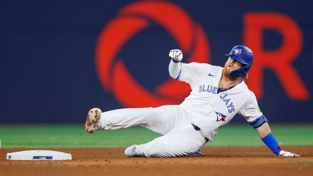 Seattle Mariners acquire 1B/DH Justin Turner from Blue Jays