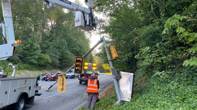 Traffic signal struck by car, falls into road in Renton