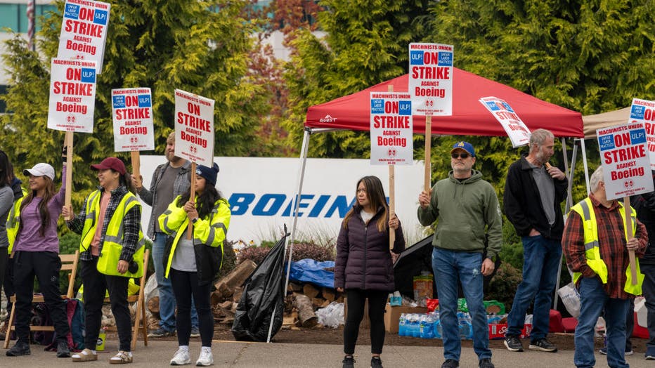 boeing workers picketing