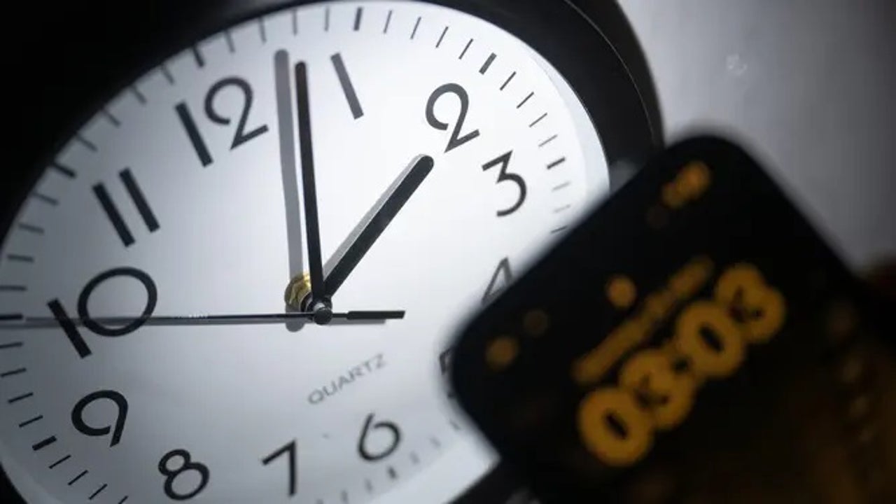 When is daylight saving time 2025? Here's when clocks 'fall back' in Seattle